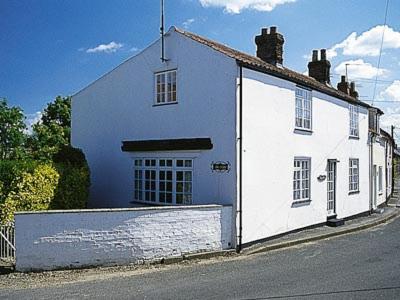 a white building on the side of a street at Bay House in Sculthorpe