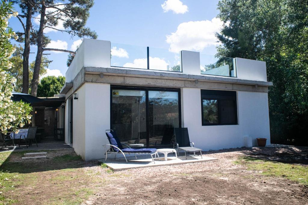 a white house with two chairs and a table at Milopotas in Punta del Este