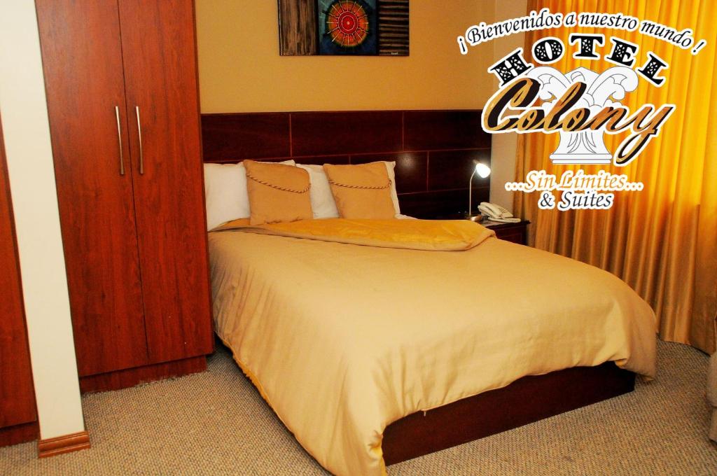 1 dormitorio con 1 cama en una habitación con en Colony Inn Hotel, en Ambato