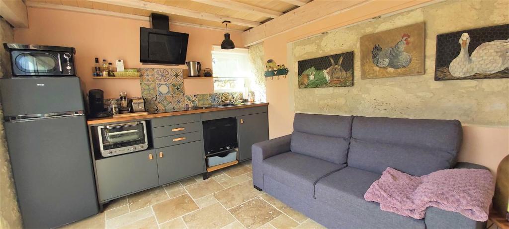 Kuchyňa alebo kuchynka v ubytovaní Le gîte Bellevue à MONTJOI 82400 Tarn & Garonne