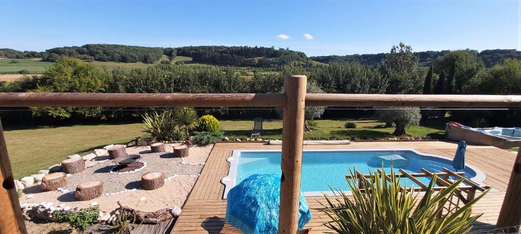 Bazén v ubytovaní Le gîte Bellevue à MONTJOI 82400 Tarn & Garonne alebo v jeho blízkosti