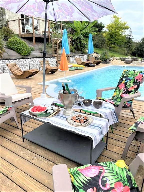 Bazén v ubytovaní Le gîte Bellevue à MONTJOI 82400 Tarn & Garonne alebo v jeho blízkosti
