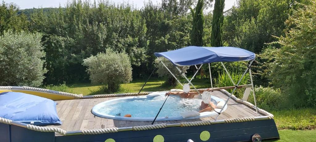 Bazén v ubytovaní Le gîte Bellevue à MONTJOI 82400 Tarn & Garonne alebo v jeho blízkosti