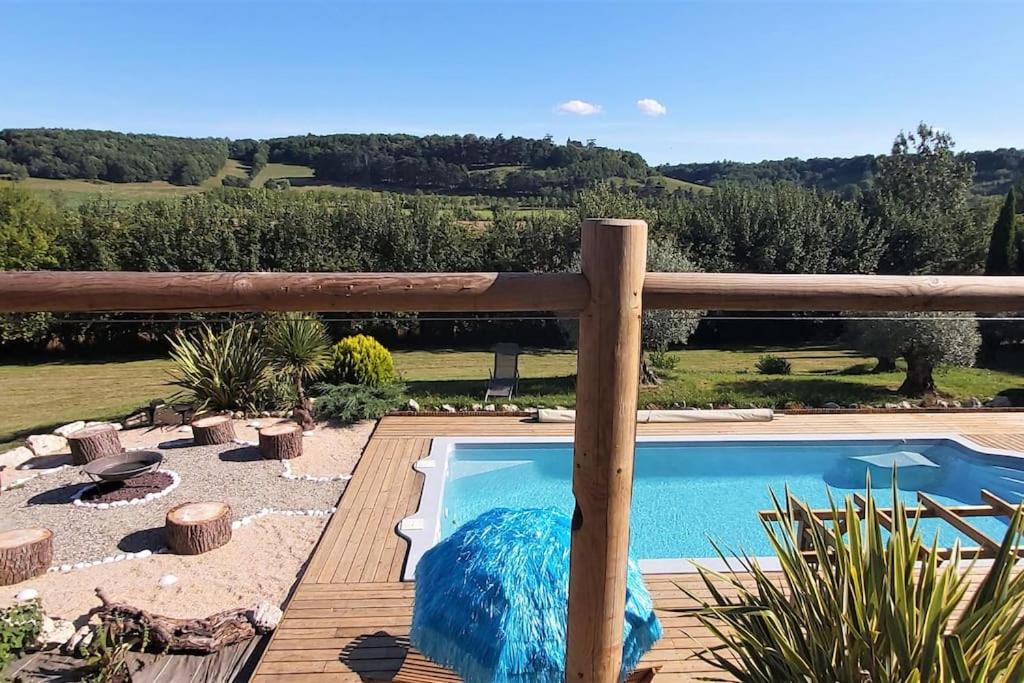 Bazén v ubytovaní Le gîte Bellevue à MONTJOI 82400 Tarn & Garonne alebo v jeho blízkosti