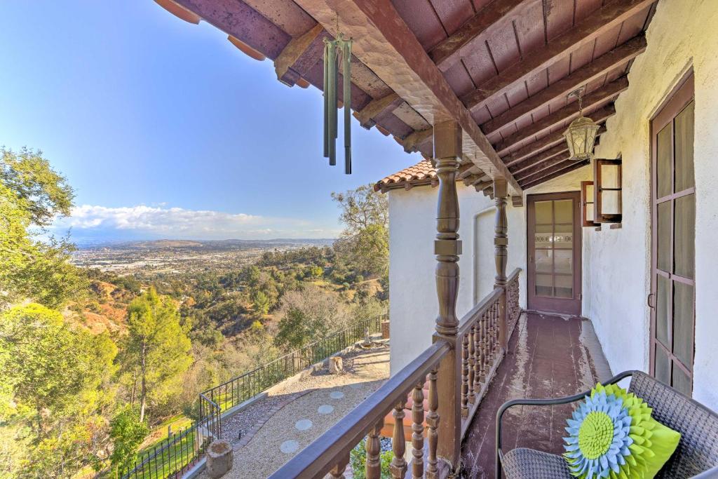 The Castle Hacienda Heights Home with Patio and Pool - Maison De Vacances