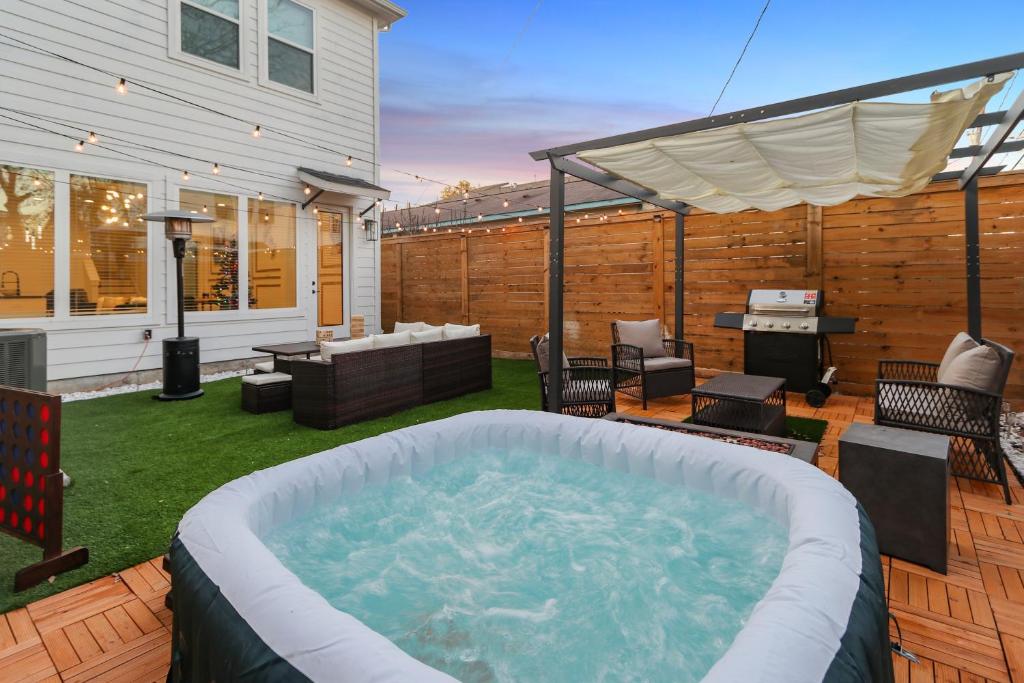 Hot tub Hotspot - Backyard, Movie Room - NRG