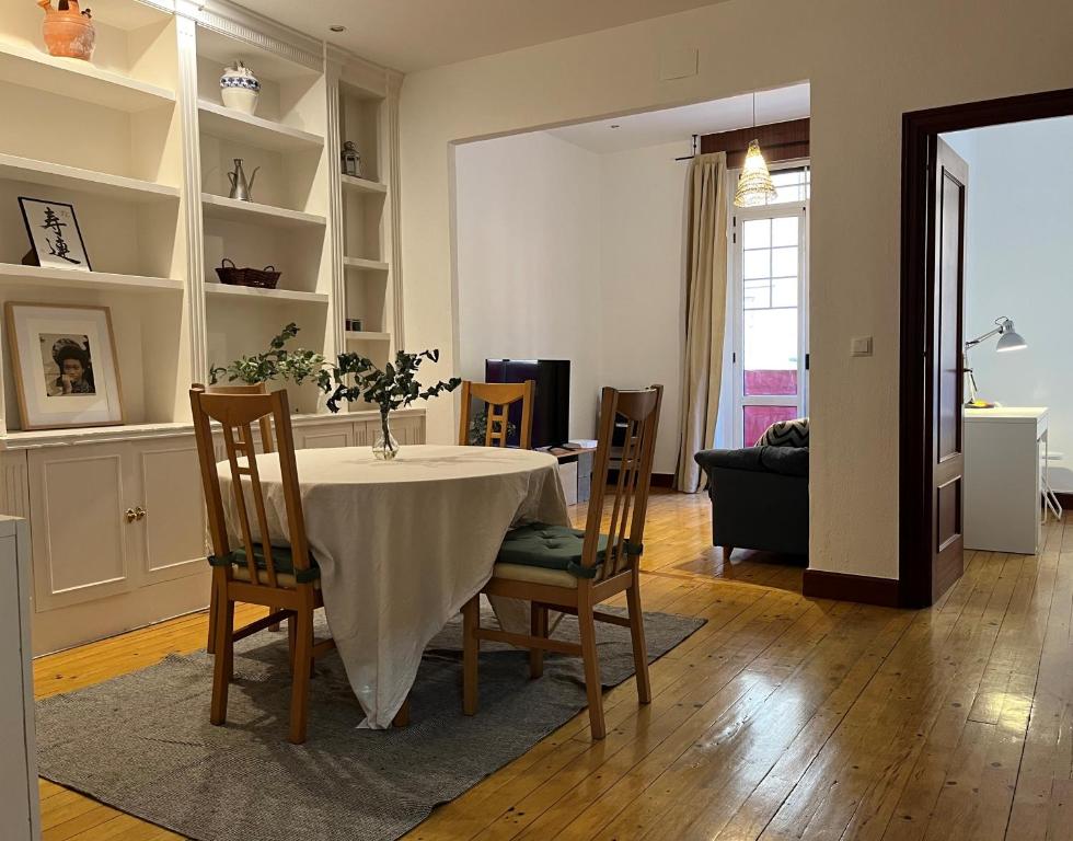 un comedor con mesa y sillas en una habitación en Bonito apartamento muy céntrico, en Bilbao