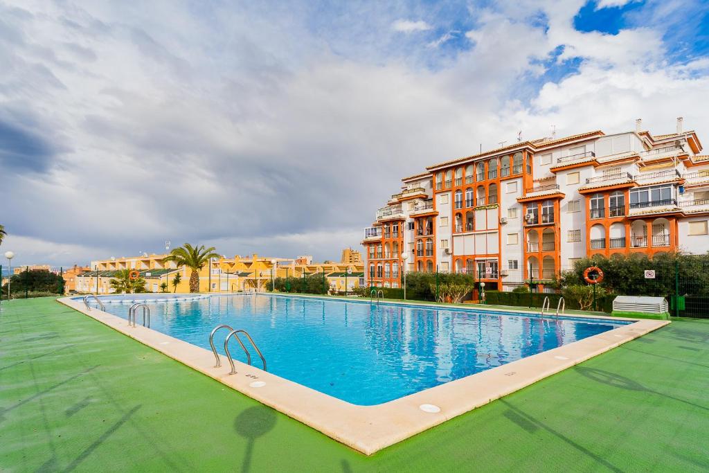 Bazén v ubytovaní Apartamento Torresol alebo v jeho blízkosti