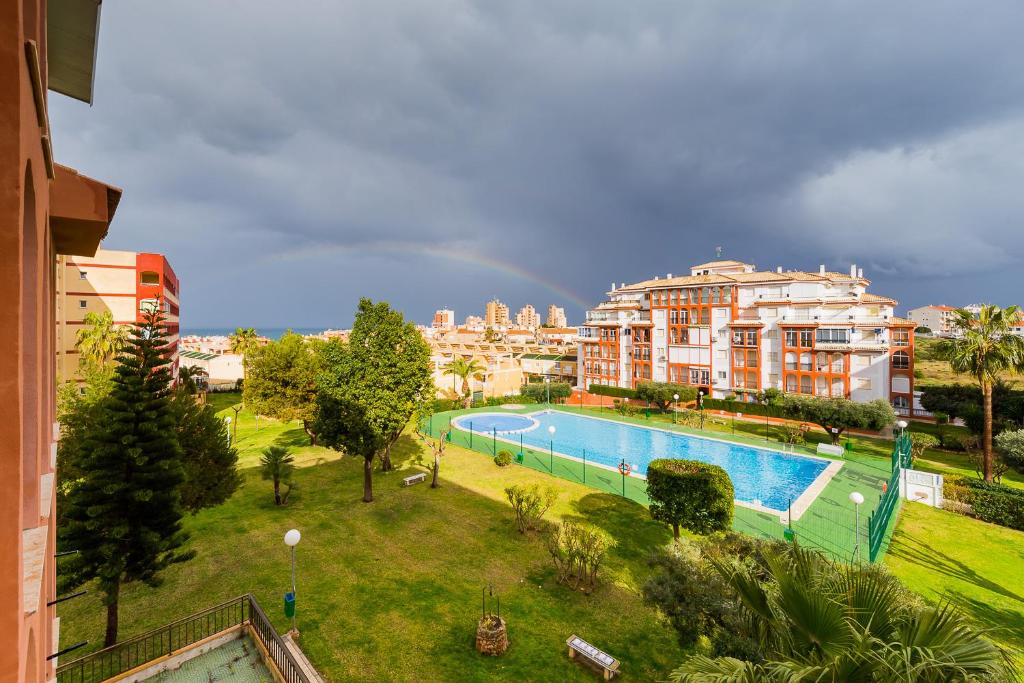 Bazén v ubytovaní Apartamento Torresol alebo v jeho blízkosti
