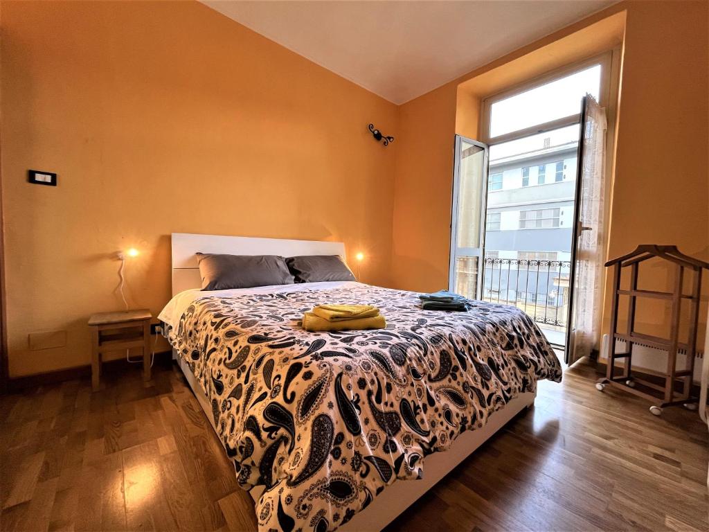 トリノにあるPrima D'Oraのベッドルーム1室(ベッド1台、大きな窓付)
