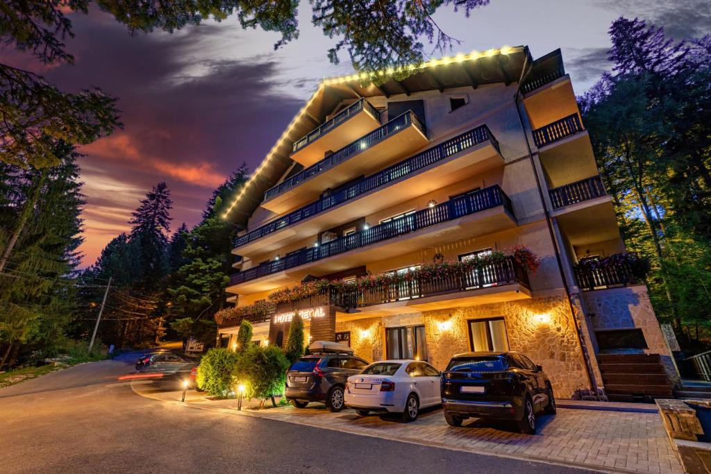 un edificio con coches estacionados frente a él en Hotel Regal, en Sinaia