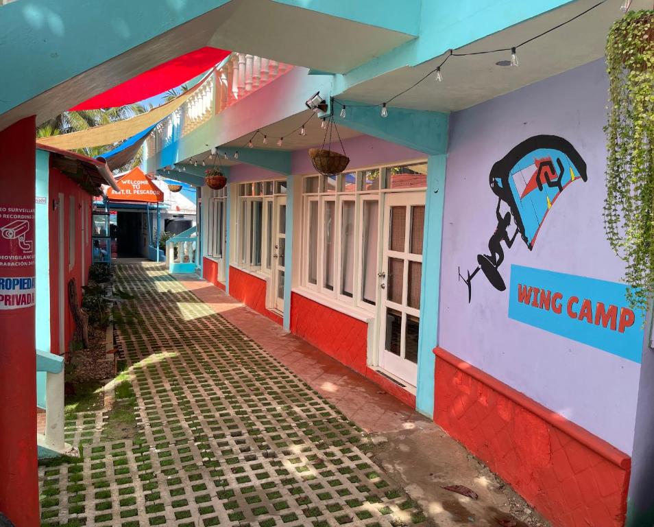 kolorowy budynek z zawijanym tabliczką w obiekcie Wing Camp w mieście Cabarete