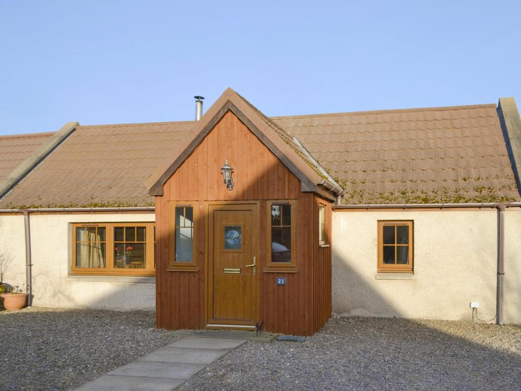 a house with a wooden door in front of it at Shedend in Kingston