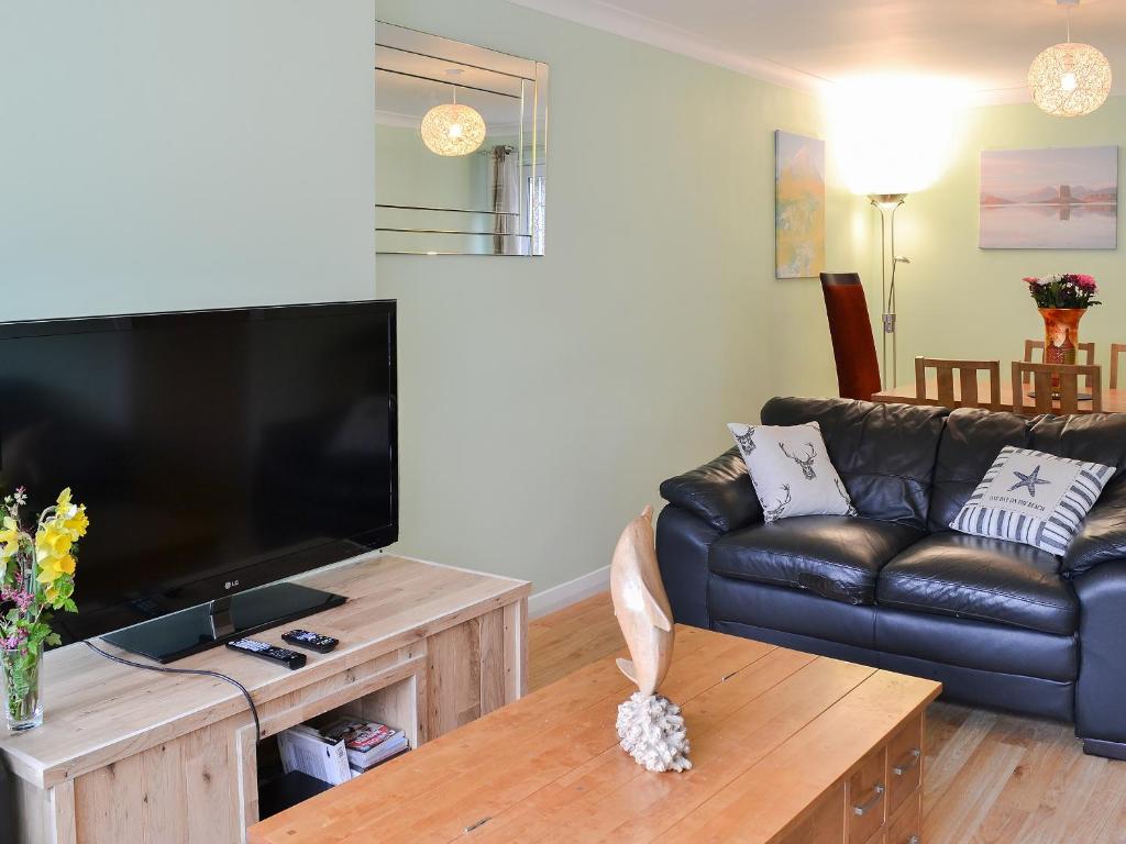 オーバンにあるHarbour Viewのリビングルーム(黒い革張りのソファ、テレビ付)