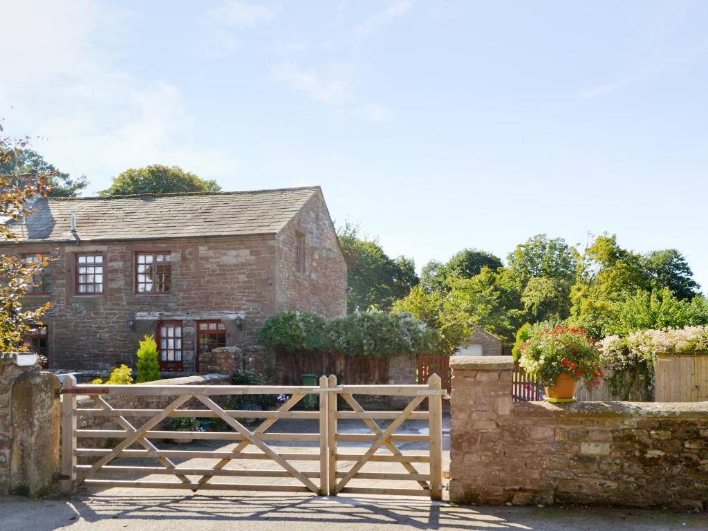 a wooden fence in front of a house at The Maltings in Beckfoot