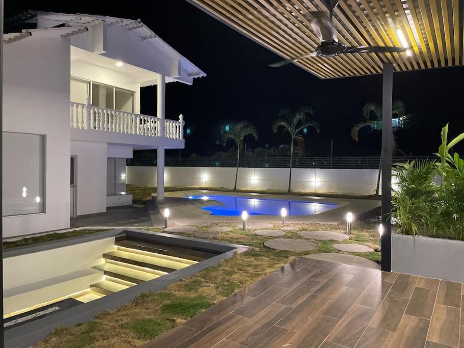 Villa con piscina por la noche en Casa Campestre Girardot en Girardot