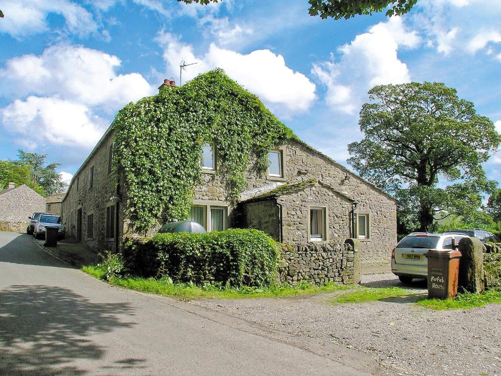 - une ancienne maison en pierre avec du lierre dans l'établissement Farfield House, à Hetton