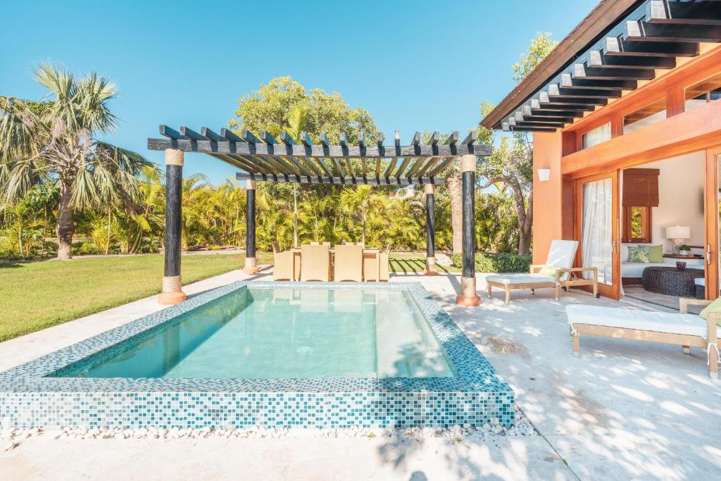 basen na podwórku domu w obiekcie Charming villa At Cap Cana w Punta Cana