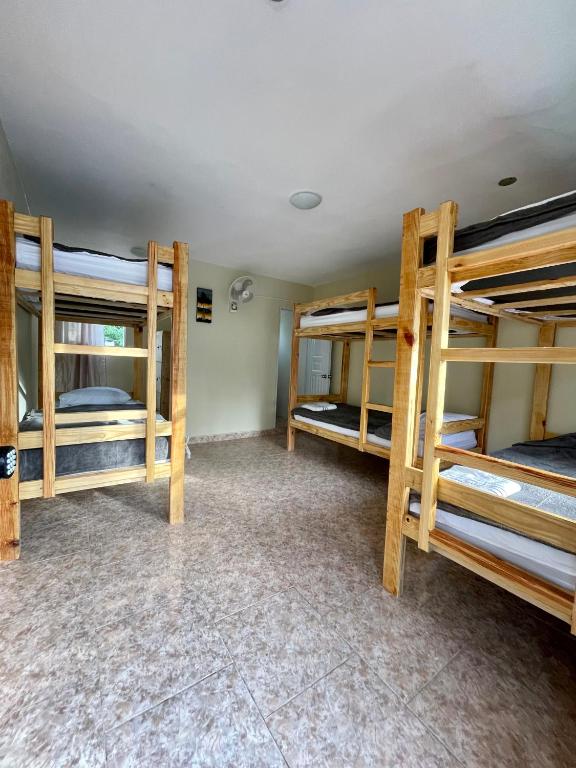 Palanda nebo palandy na pokoji v ubytování Wing Camp