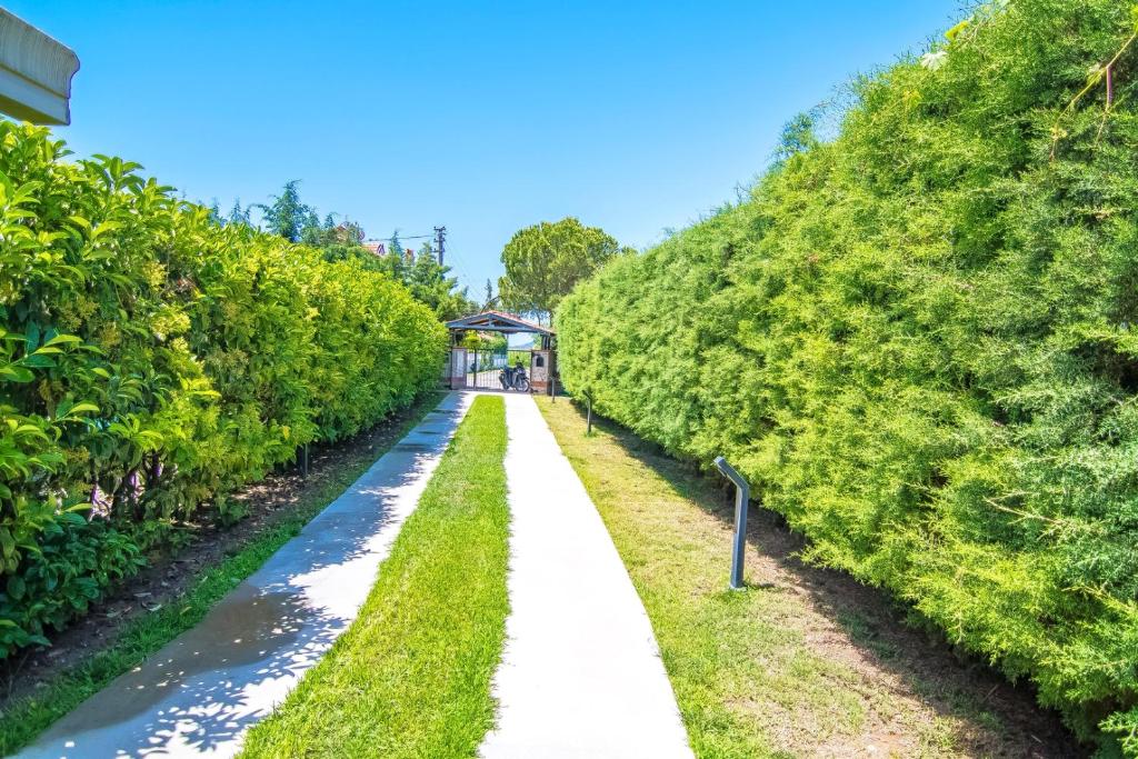 A garden outside Dalyan Villa StoneHouse-1