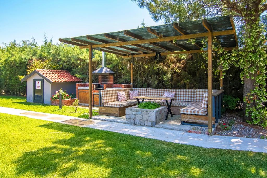 A garden outside Dalyan Villa StoneHouse-1