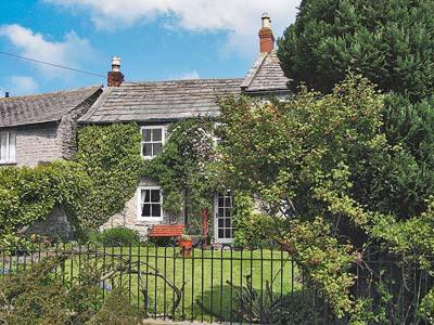 een huis met een hek ervoor bij Holly Cottage in Crowthorne