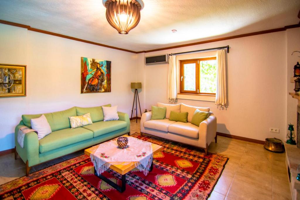 A seating area at Dalyan Villa StoneHouse-1