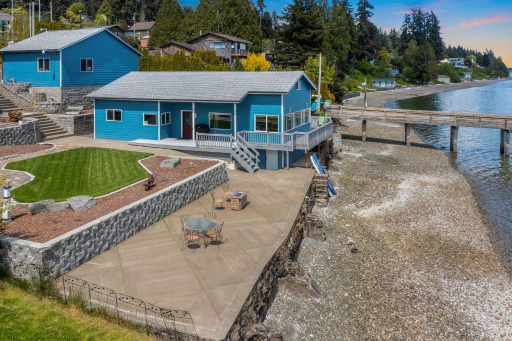 Vacation Home Waterfront Bremerton Getaway with Patio and Grill, WA
