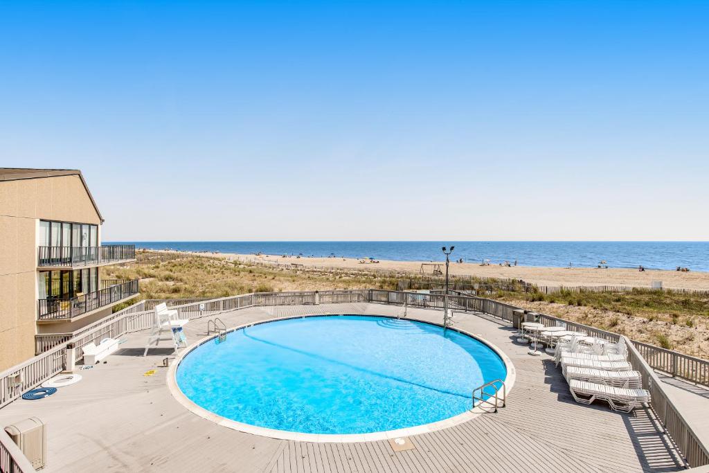 Blick auf den Pool und den Strand in der Unterkunft Sea Colony - 406 Annapolis House Rd in Bethany Beach