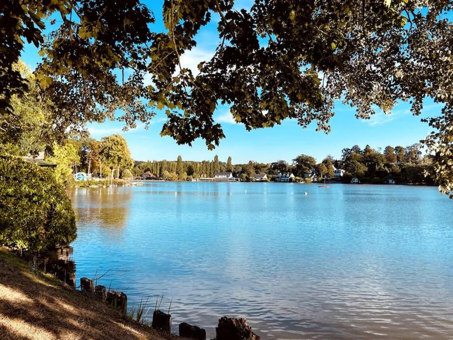 uitzicht op een groot meer in een park bij GENVAL - THE LAKE SIDE HOUSE in Rixensart