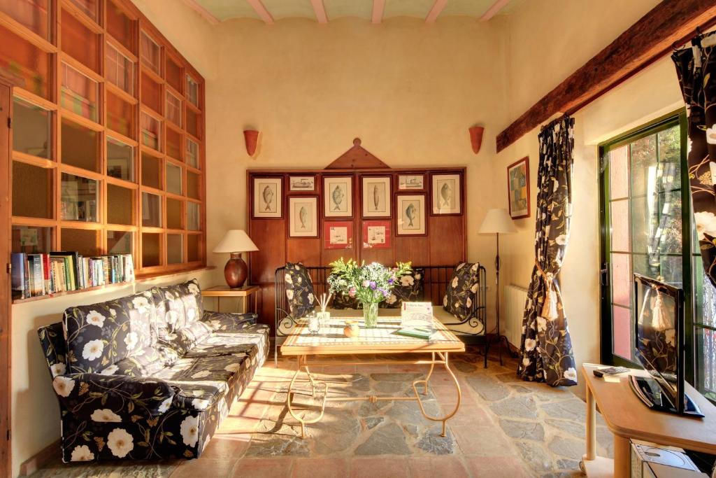 a living room with a couch and a table at Cortijo La Hoya in El Bujeo