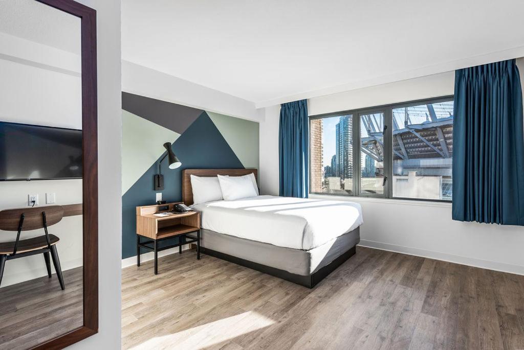 Letto o letti in una camera di YWCA Hotel Vancouver