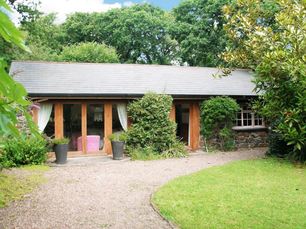 een klein huis met een tuin en een tuin bij Oaktree Cottage in Appledore