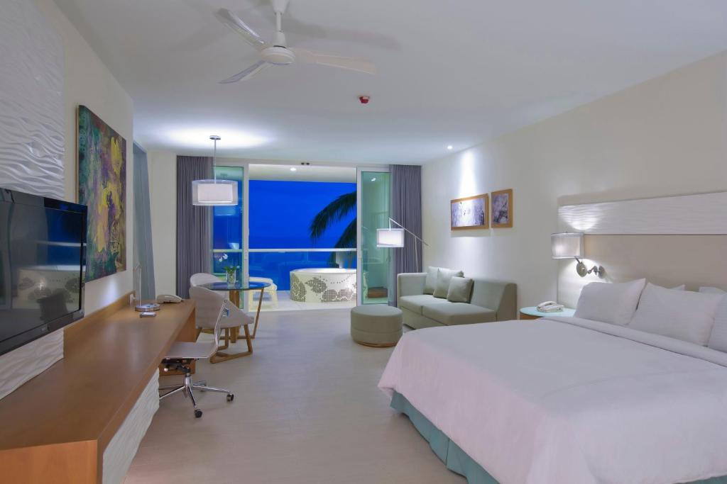 Postel nebo postele na pokoji v ubytování Krystal Grand Puerto Vallarta - All Inclusive