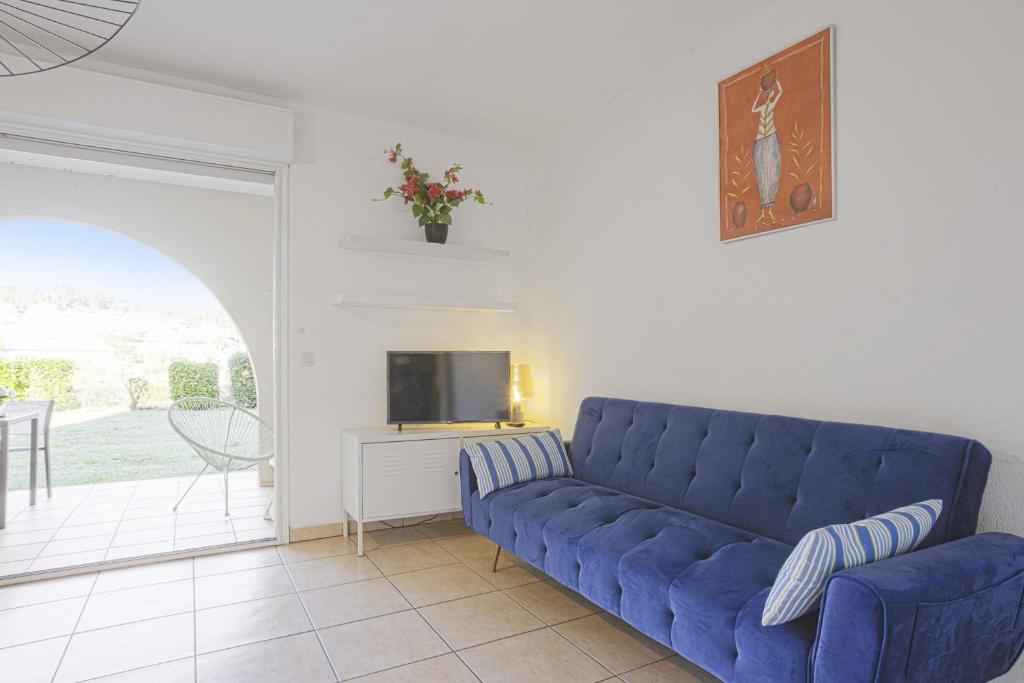 TV a/nebo společenská místnost v ubytování Appartement des 3 Couronnes - Welkeys