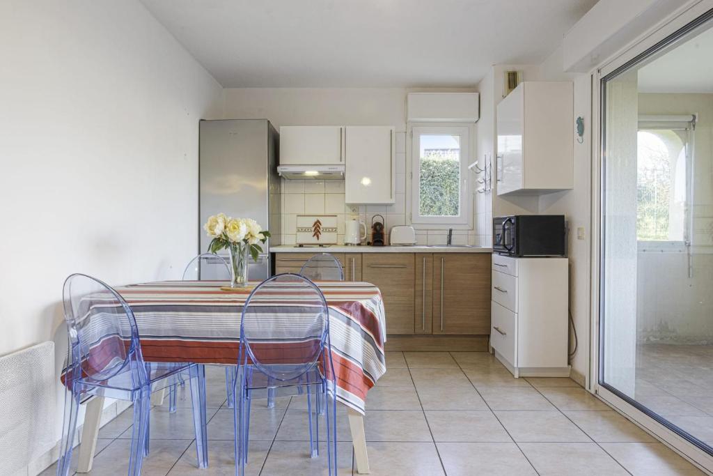 Kuchyň nebo kuchyňský kout v ubytování Appartement des 3 Couronnes - Welkeys