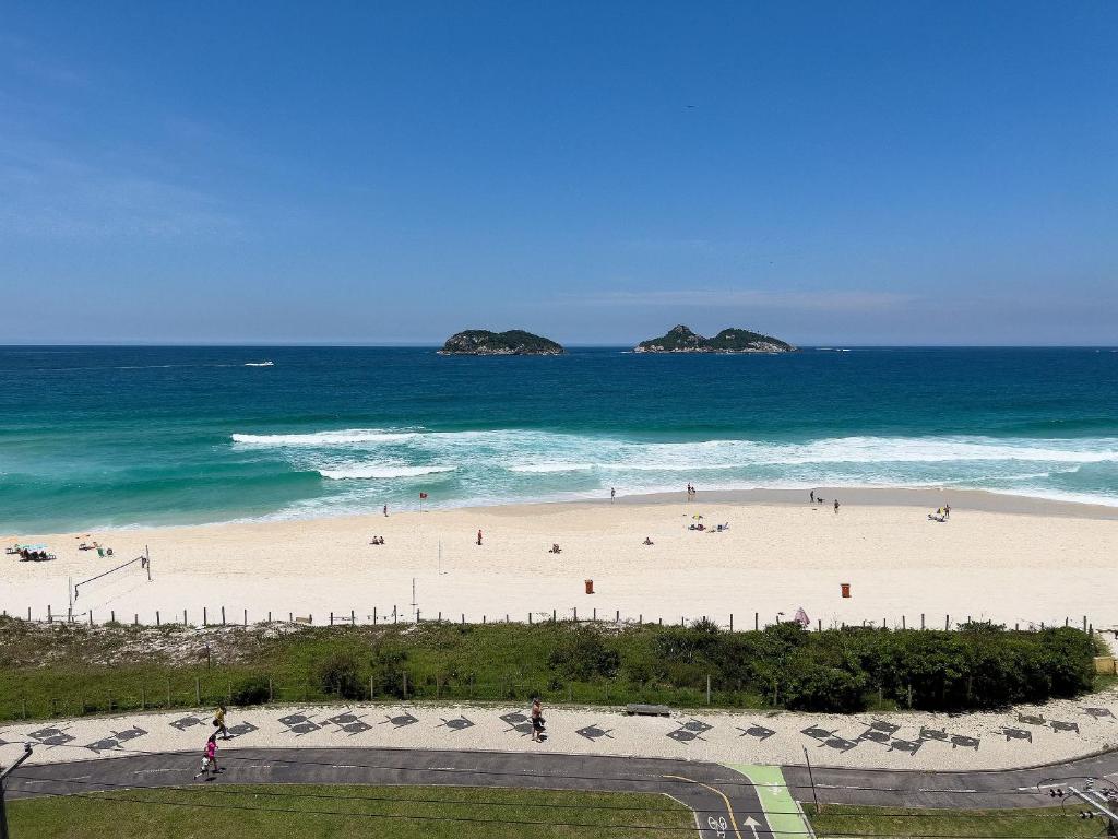 una playa con gente en la arena y el océano en Apart Hotel Barra Leme com Vista Maravilhosa e 2 Qts B1-003, en Río de Janeiro