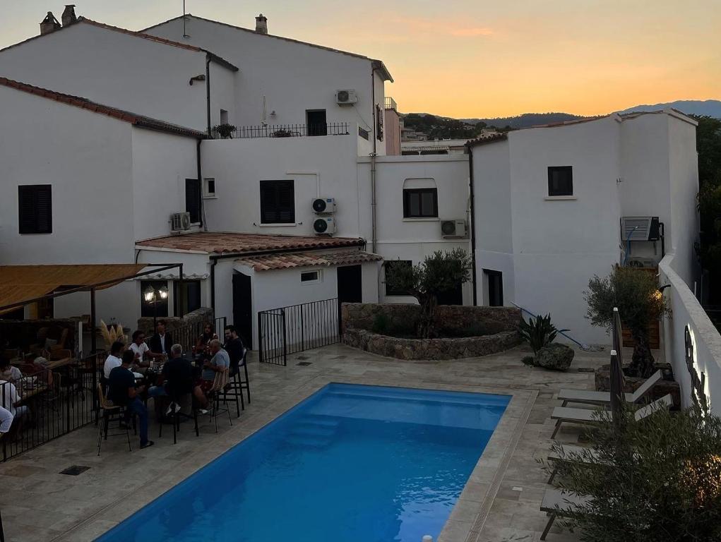 Bazén v ubytování Hôtel Restaurant La Caravelle nebo v jeho okolí