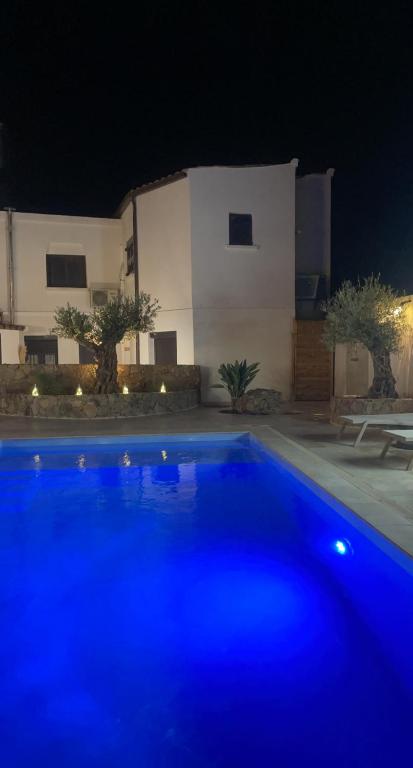 Bazén v ubytování Hôtel Restaurant La Caravelle nebo v jeho okolí