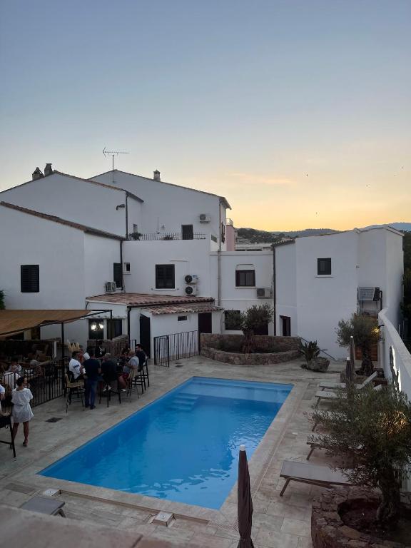 Bazén v ubytování Hôtel Restaurant La Caravelle nebo v jeho okolí