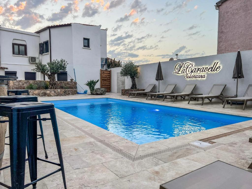 Bazén v ubytování Hôtel Restaurant La Caravelle nebo v jeho okolí