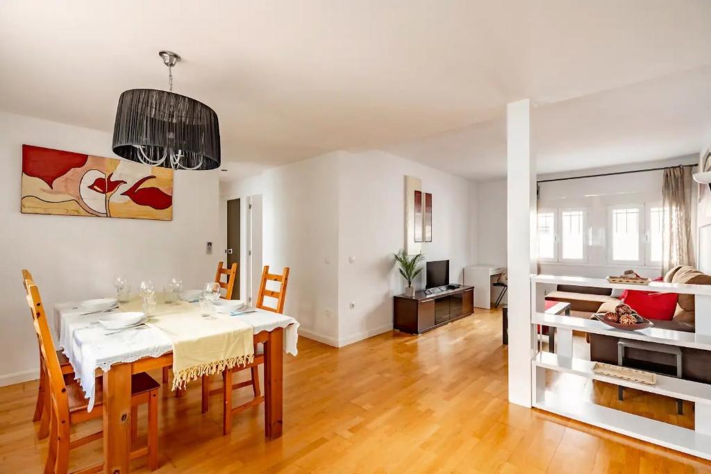 - une salle à manger et un salon avec une table et des chaises dans l'établissement Modern design apartament in Conil!, à Conil de la Frontera