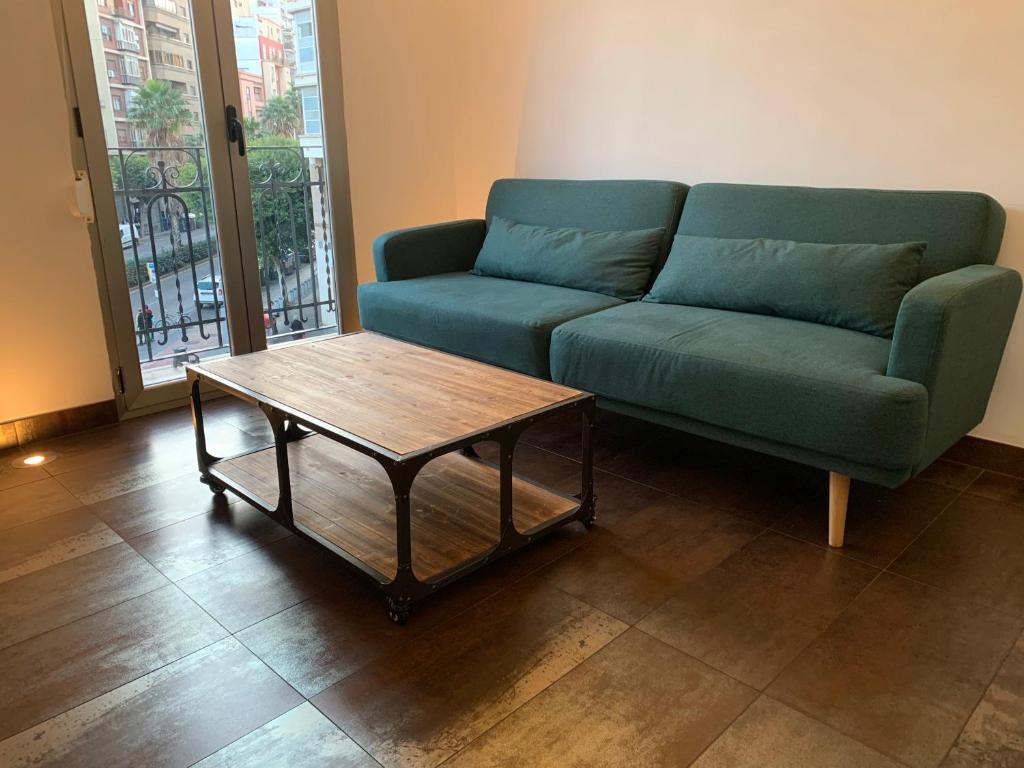 uma sala de estar com um sofá e uma mesa de centro em Apartamento valencia centro em Valência
