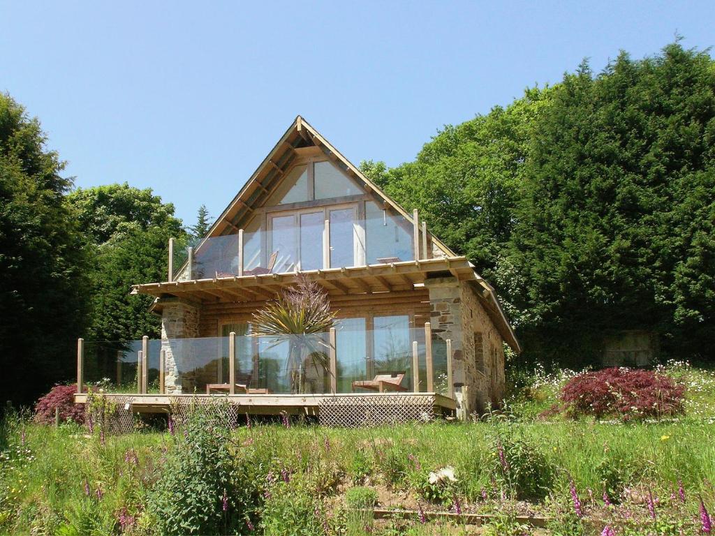 una casa con ventanas de cristal en un lateral en Wadadli Lodge en Wrangaton