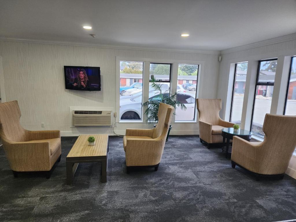 a waiting room with chairs and a table at Alpine Inn Abbotsford in Abbotsford