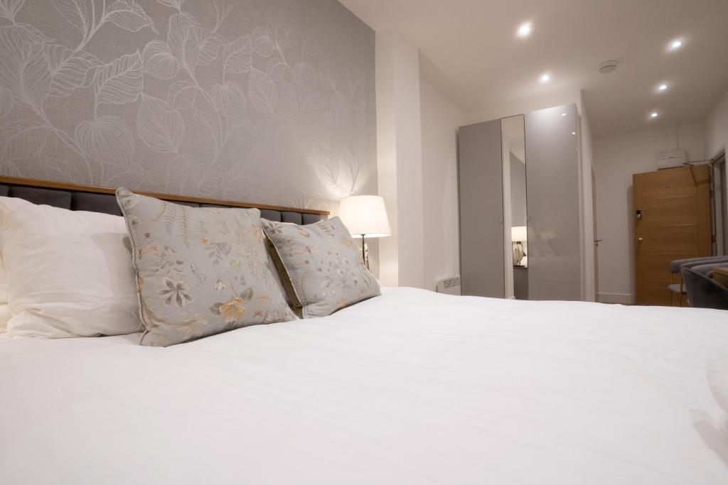 The Avonmore Olympia - Deluxe King Room