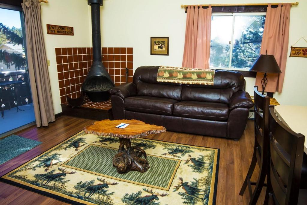 uma sala de estar com um sofá de couro e uma lareira em Elkhorn One Bedroom Condo with River View from Deck and Walking Distance to Estes Park - #3262 em Estes Park