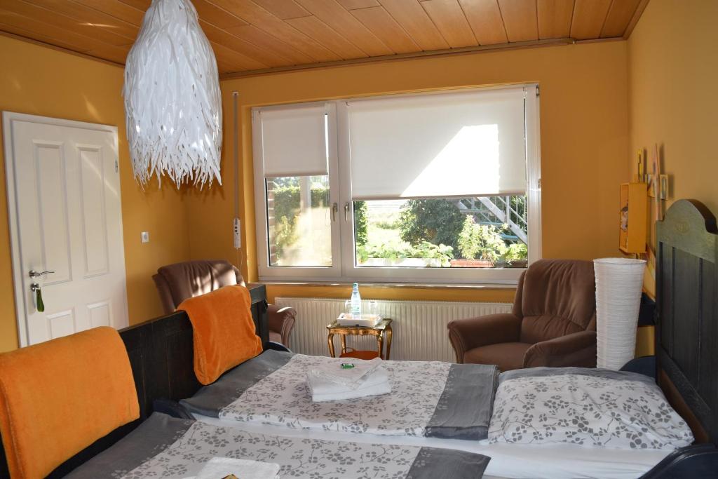 een woonkamer met een tafel, een bank en een raam bij Kreativhof Lehmberg in Hamminkeln