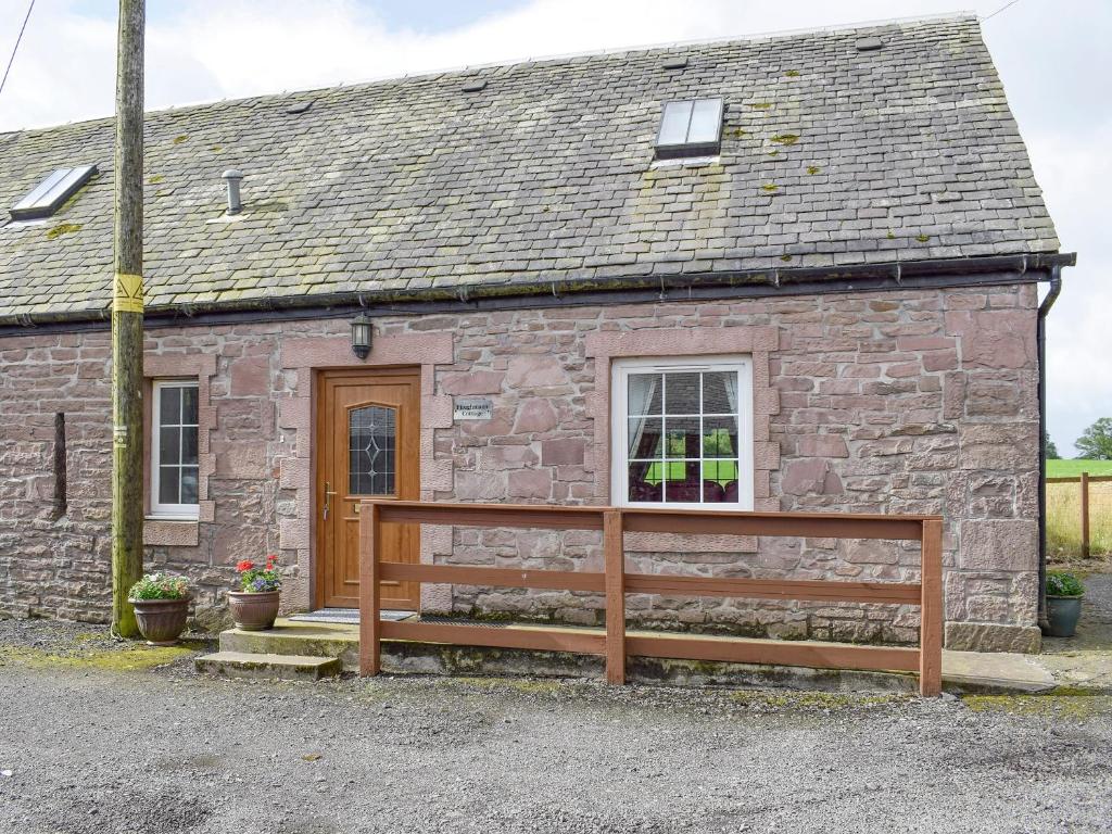 een stenen cottage met een raam en een houten hek bij The Ploughmans - Uk5531 in Kepculloch