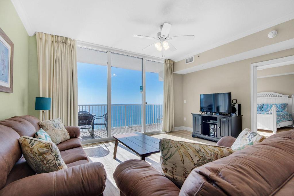 un soggiorno con divano e TV di Tidewater 2115 a Panama City Beach
